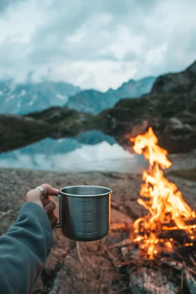 Starlet24® Leistungsstarker Campingkocher mit 8 Gaskartuschen und  Tragekoffer - Ideal für Outdoor-Aktivitäten wie Wandern und Camping ohne
