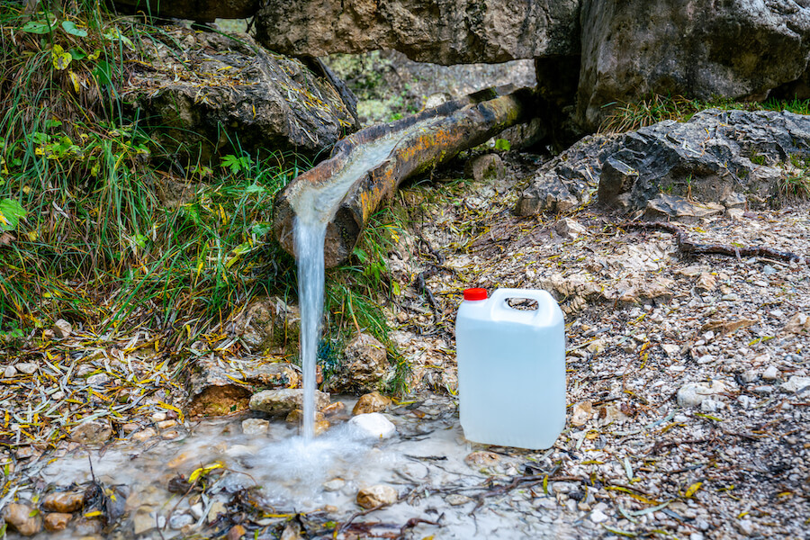 Befüllung eines Behälters Trinkwasser zu einem Campingplatz Wasser